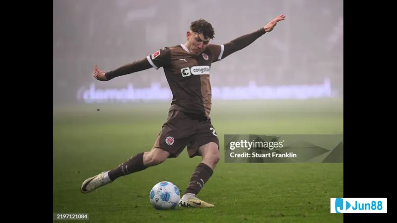 Hành động trong trận đấu giữa St. Pauli và Augsburg